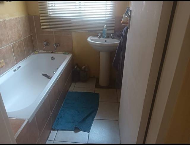 3 BEDROOM HOUSE FOR SALE IN MAHUBE VALLEY